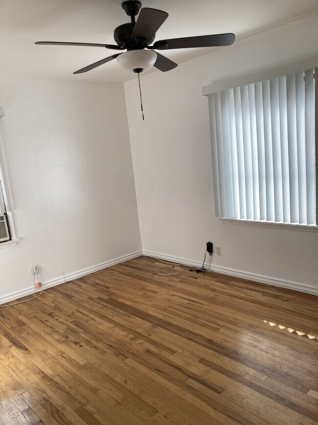 Photo - 1032 N Croft Ave Apartamentos