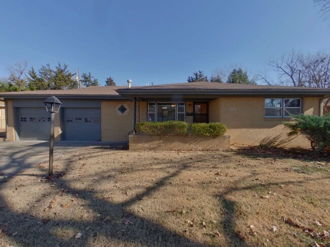 Building Photo - 2122 S Chautaqua