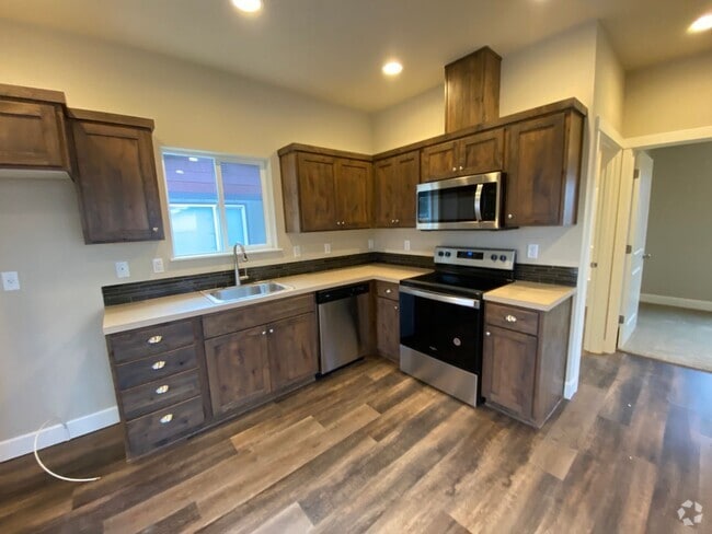 Building Photo - 54- 12th, Poplar Unit 54- 1240 NW Poplar ADU Rental