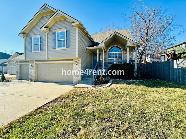 Photo - Spacious Four Bedroom Northland Home with a Finished Basement, 3 car garage and Fenced Yard!