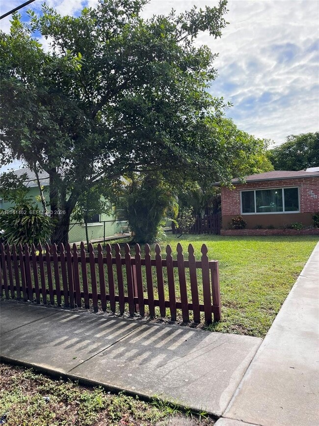 Photo - 124 NW 6th Ave
