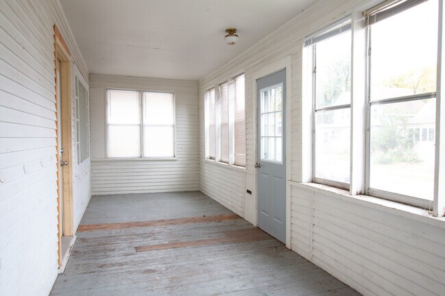 3 Season Porch - 1121 9th St N