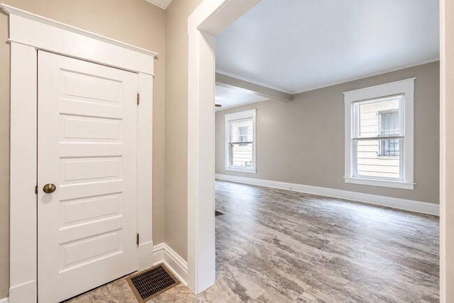1105 May St