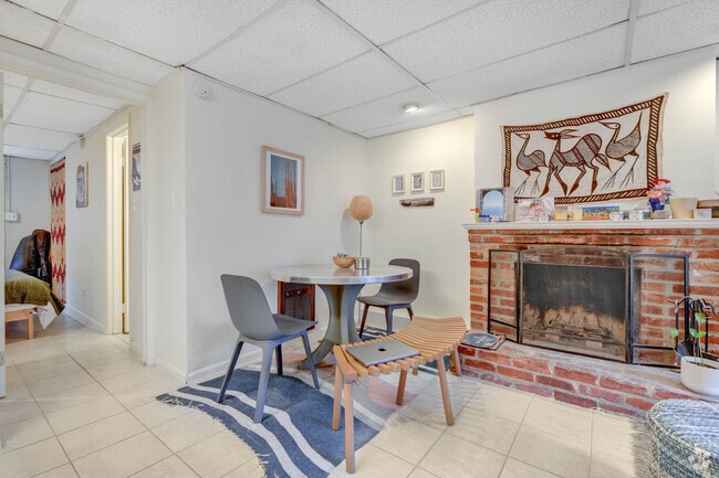 Building Photo - 1536 Swann St NW Rental
