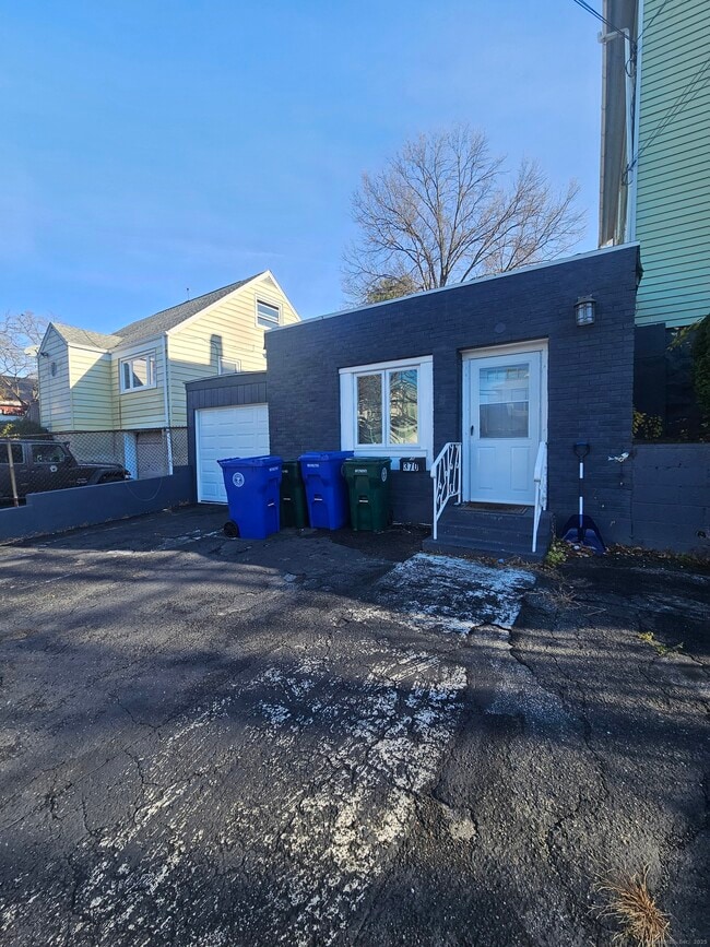 Building Photo - 370 Bruce Ave