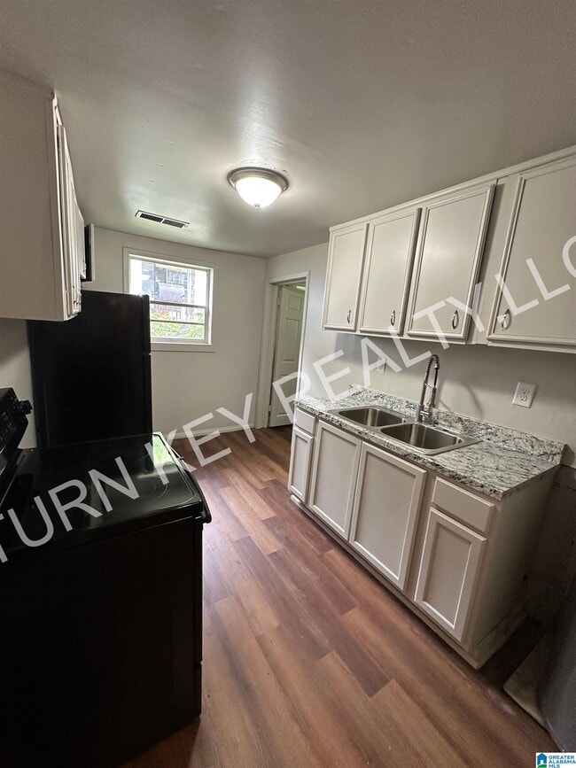 Photo - 2212 20th St N