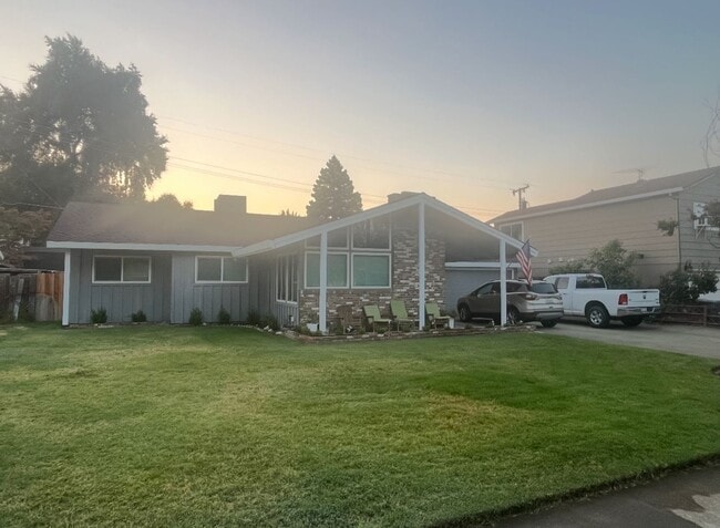 Charming 3-Bedroom Home with Pool in West ... - Charming 3-Bedroom Home with Pool in West ...