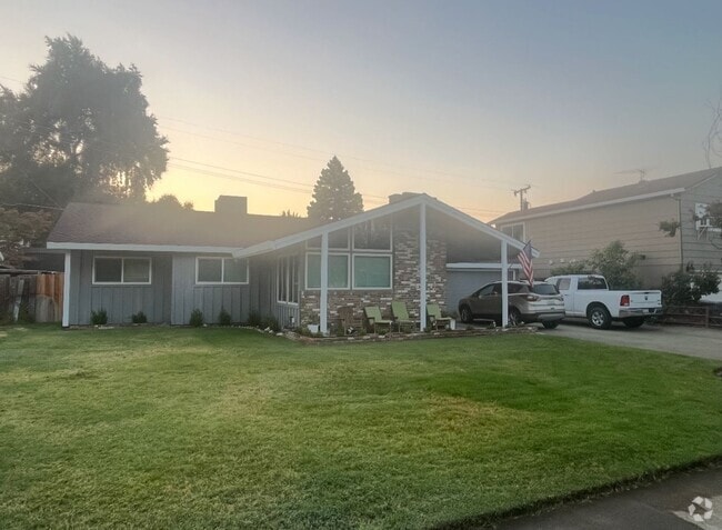 Building Photo - Charming 3-Bedroom Home with Pool in West ...