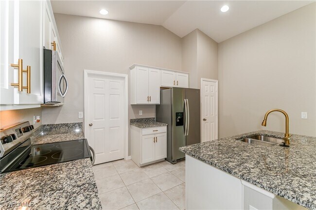 Photo - 914 NE 13th Pl House