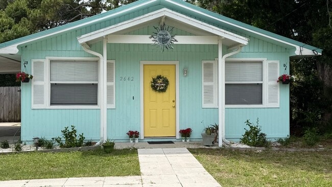 Building Photo - Cozy Bungalow