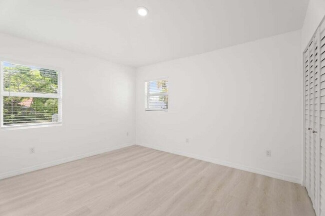 Photo - 121 S Lake Dr