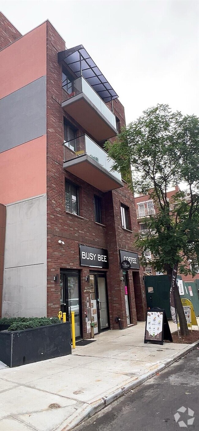Building Photo - 35-20 Leavitt St Rental