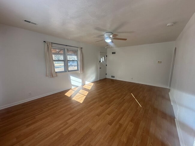 Photo - Two Bedroom, One bathroom, Pet Friendly Ho...
