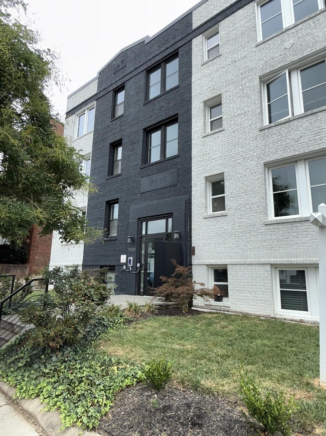 Building Photo - Bright Top-Floor 1BR Condo in Columbia Hei...