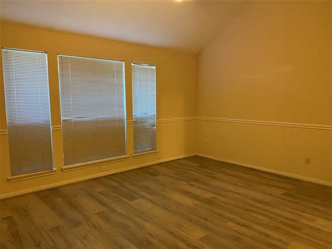 Photo - 215 W New Meadows Dr