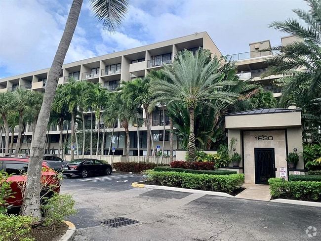 Building Photo - 1830 Embassy Dr Unit APT 412