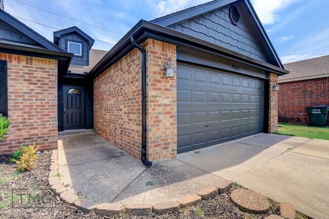 Great 3/2/2 in Owasso’s Lake Valley!