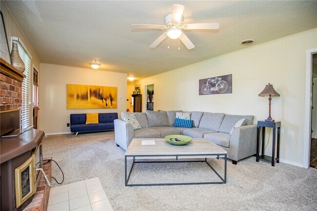 Photo - 107 NW Winfield Ln