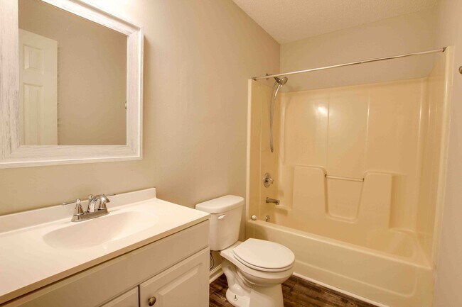 Photo - 403 Rooks St NW