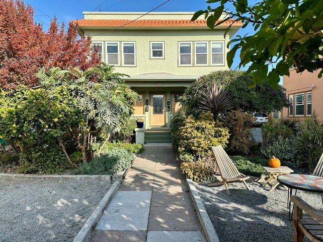 Building Photo - 444 40th St Unit B