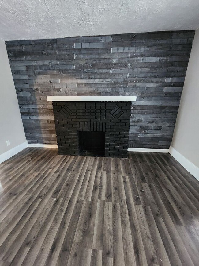 Photo - 3 Bedroom House for Rent on W 25th - MOVE IN READY AND CLEAN