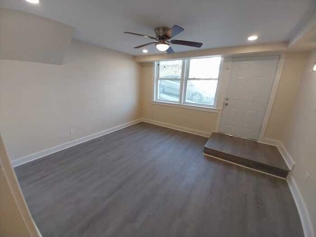 Photo - 118 W B St