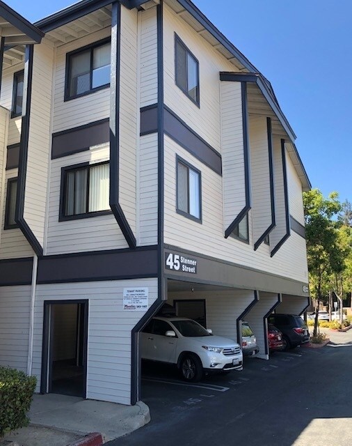 Cada unidad cuenta con una plaza de estacionamiento cubierta y otra descubierta. Se pueden adquirir plazas adicionales a través de la Asociación de Propietarios. - 45 Stenner Street Unidad 45-0