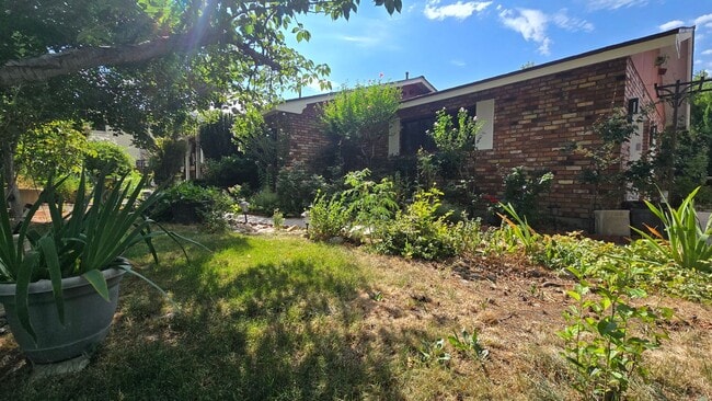 Photo - 100 Hunter Lake Dr
