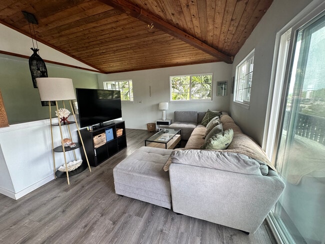1574 Wailele St Unit Middle