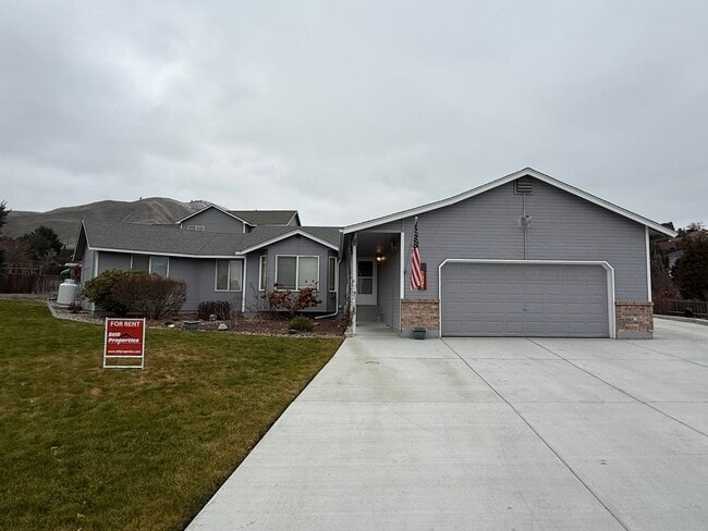 Building Photo - 3 bedroom 2 1/2 Bathrooms