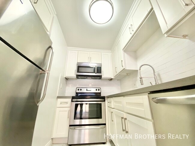 Building Photo - 2106 S Bentley Ave Unit 2 Rental