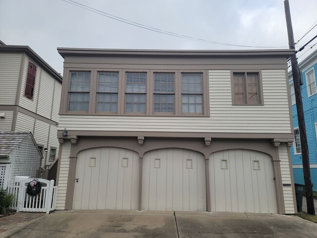 Large 2/1 Garage Apartment - Large 2/1 Garage Apartment Unit 815 12th St.