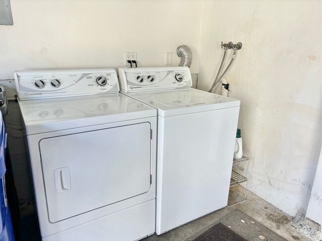 Photo - Beachside Living Just One Block from the Sand – Updated 1BD with Garage Parking Unidad 208