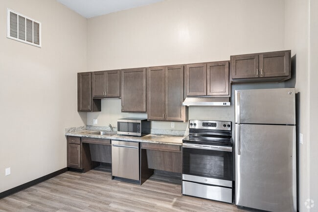 2BR, 1BA - 810SF - Kitchen