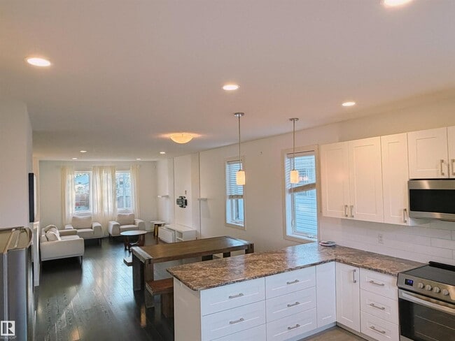 Photo - #main floor 9645 150 ST NW NW