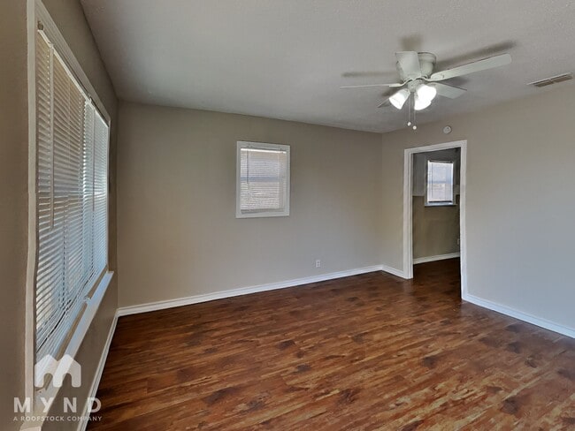 Photo - 108 N Avenue V