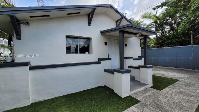 Building Photo - 228 NW 35th St