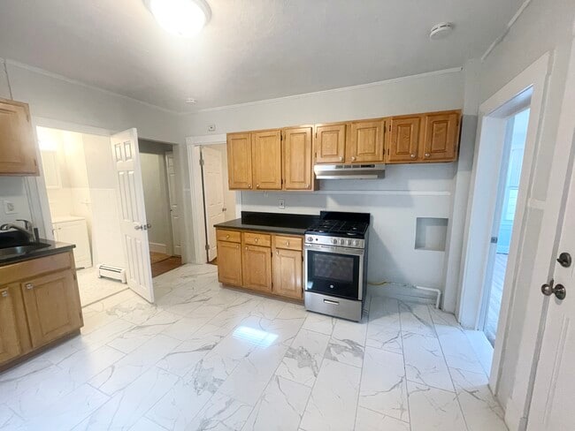 Building Photo - 22 Howell St Unit 2