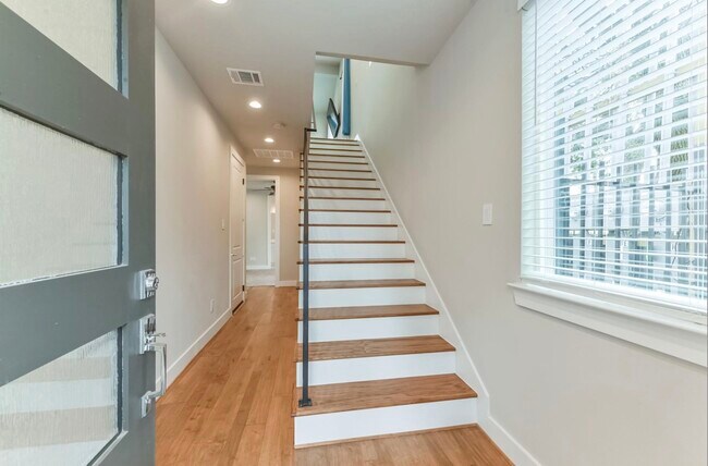 Photo - 823 Mansfield St