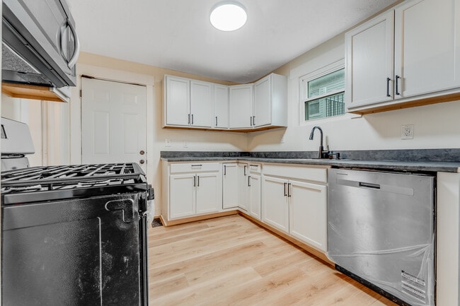 Photo - 911 Montrose Ave