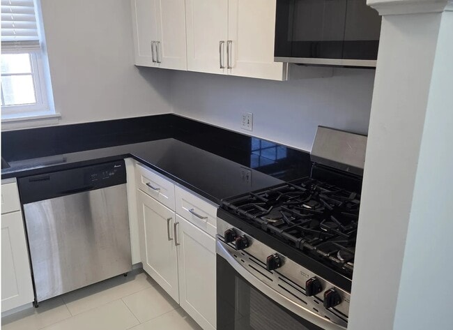 Building Photo - 190 Lake Shore Rd, #2 Unit 2