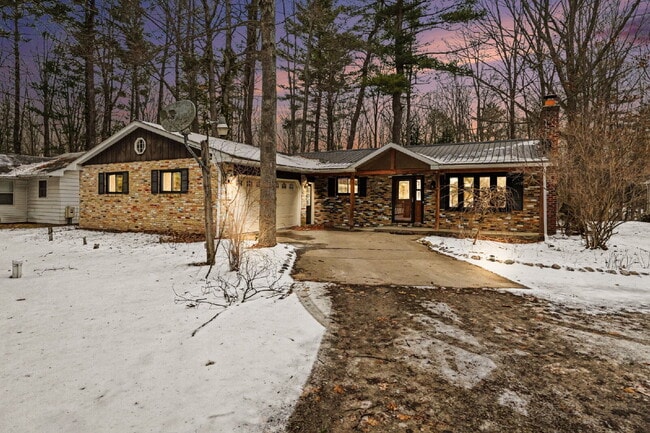 Building Photo - Beautifully Updated 4-bedroom, 2-bathroom Rental Property- $2100/Month