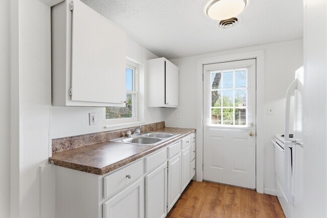 Photo - 306 E Burwell Ave