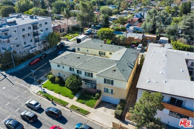 Building Photo - 5804 San Vicente Blvd Rental