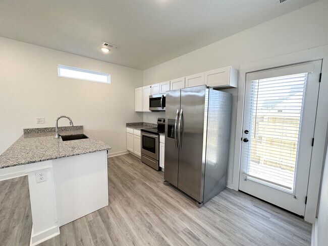 Photo - 1070 Boardwalk