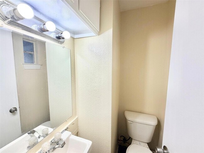 6257 Manor Rd Unit B