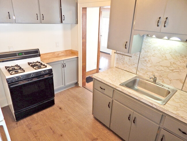 Building Photo - 235 E Elm St Unit 235