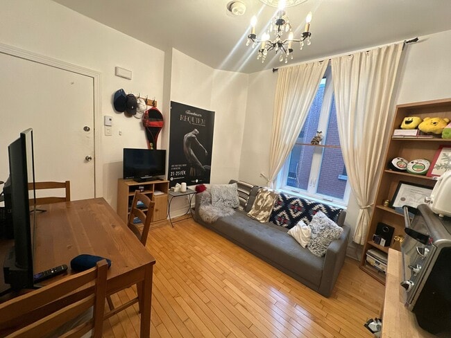 Building Photo - 3535 Av De Lorimier Unit Charme de Plateau