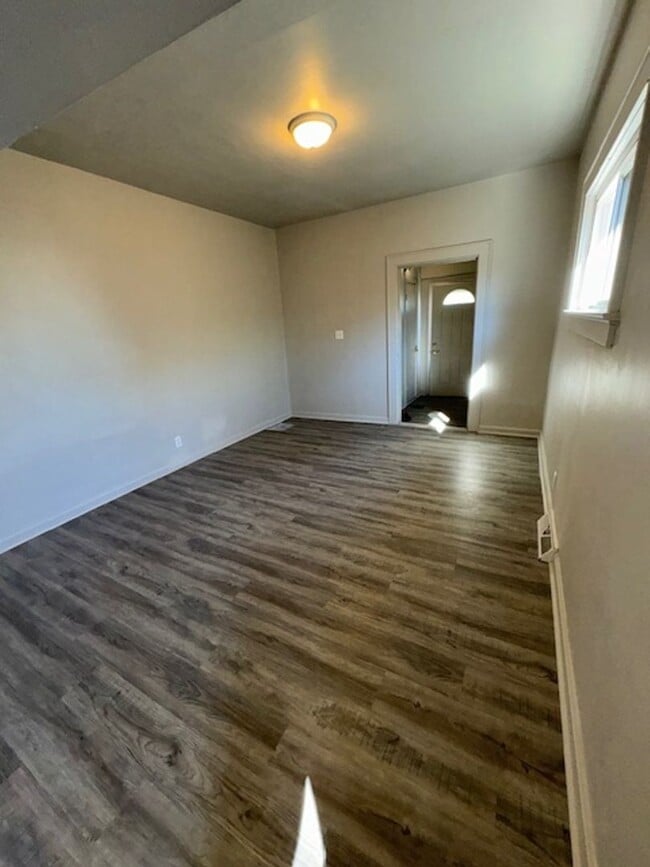 Photo - 14 W Tennessee St