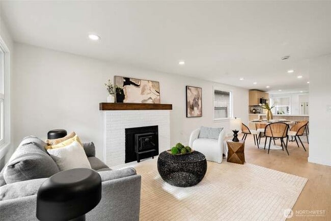 Photo - 704 N 104th St
